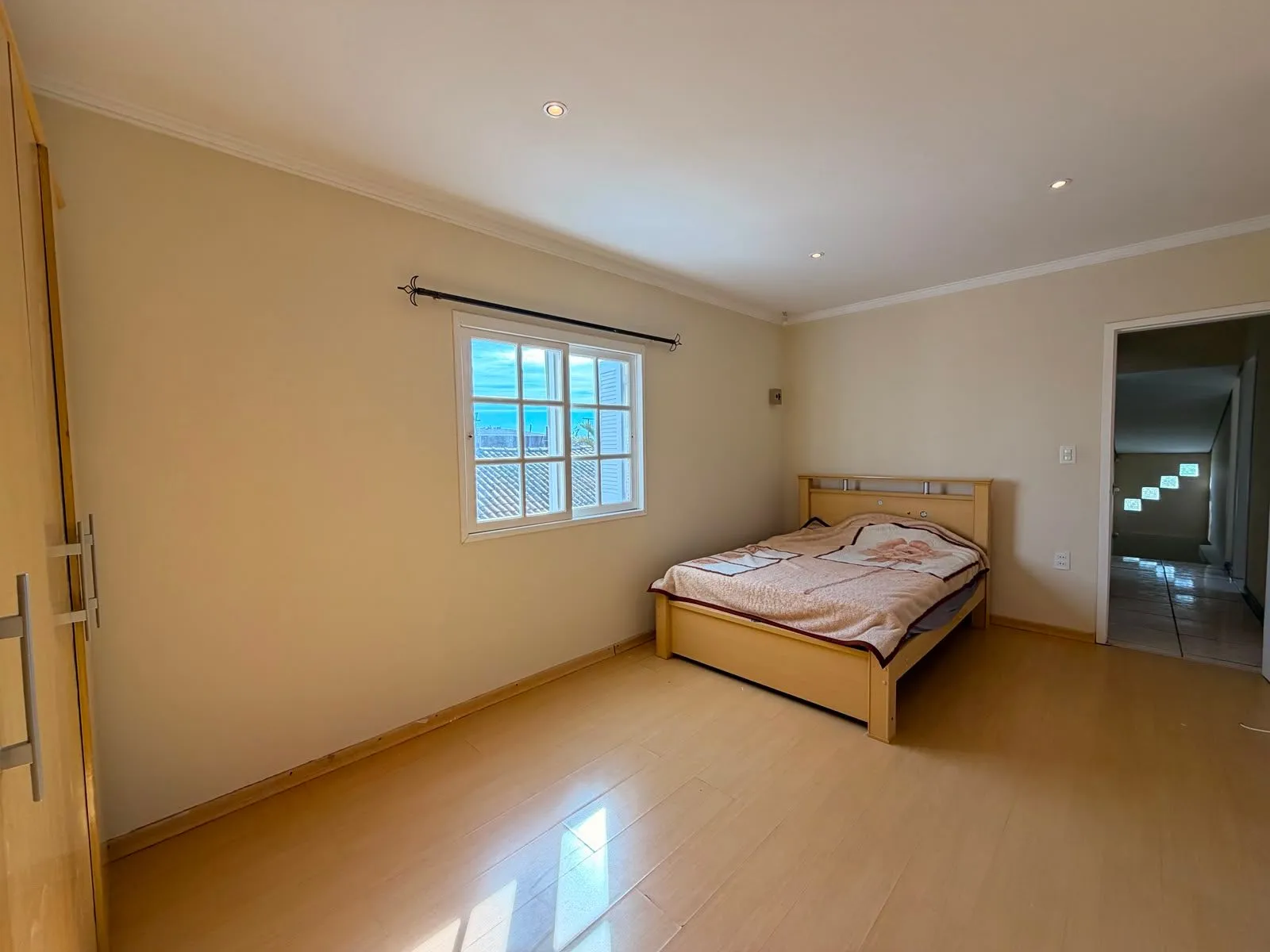 Casa à venda nas Três Vendas, Pelotas - 344 m², 4 quartos, móveis planejados, amplo pátio com garagem, área gourmet com churrasqueira e piscina. - 9