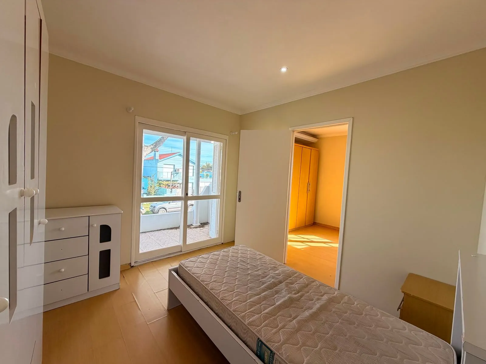 Casa à venda nas Três Vendas, Pelotas - 344 m², 4 quartos, móveis planejados, amplo pátio com garagem, área gourmet com churrasqueira e piscina. - 12