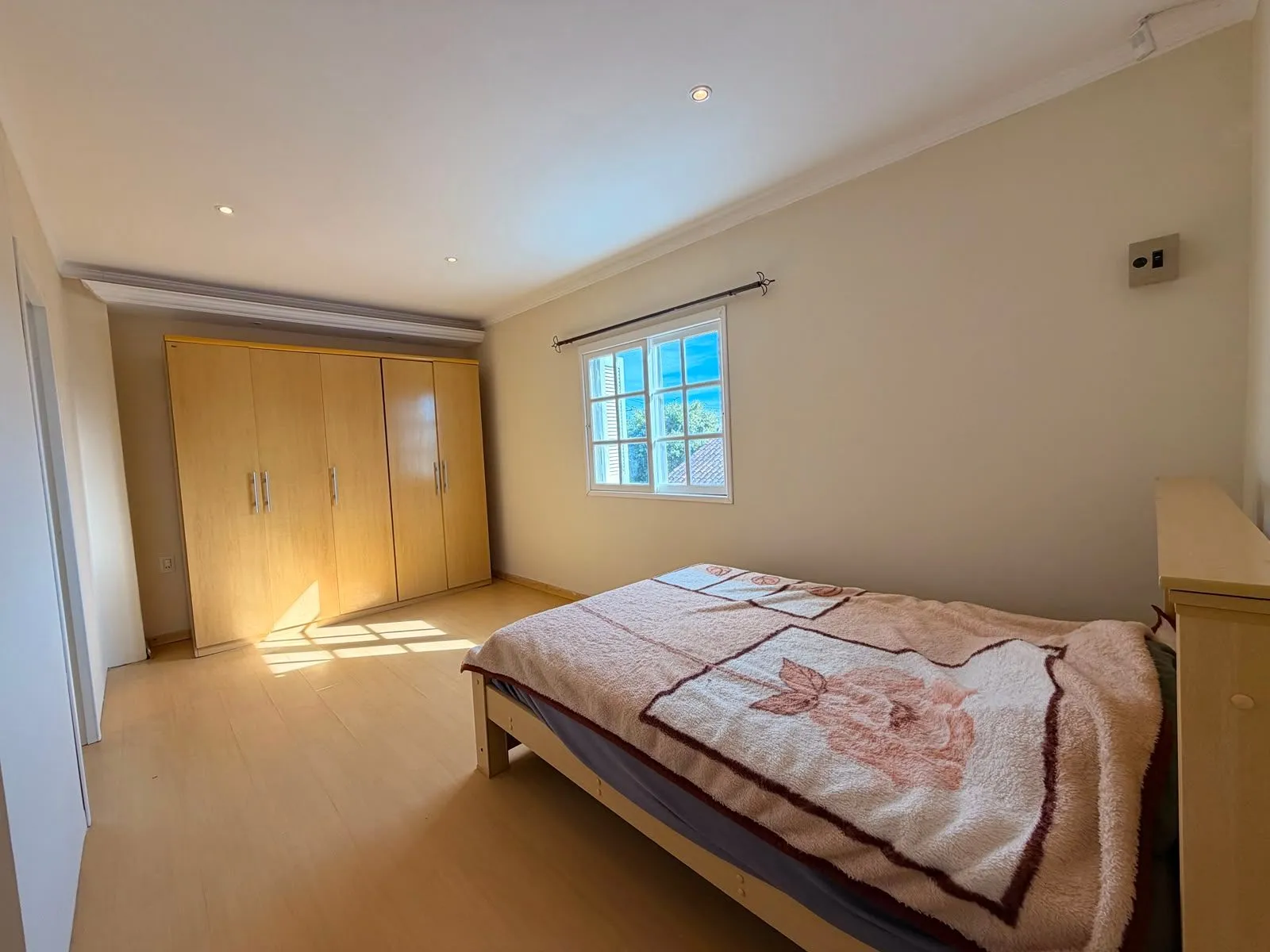 Casa à venda nas Três Vendas, Pelotas - 344 m², 4 quartos, móveis planejados, amplo pátio com garagem, área gourmet com churrasqueira e piscina. - 10
