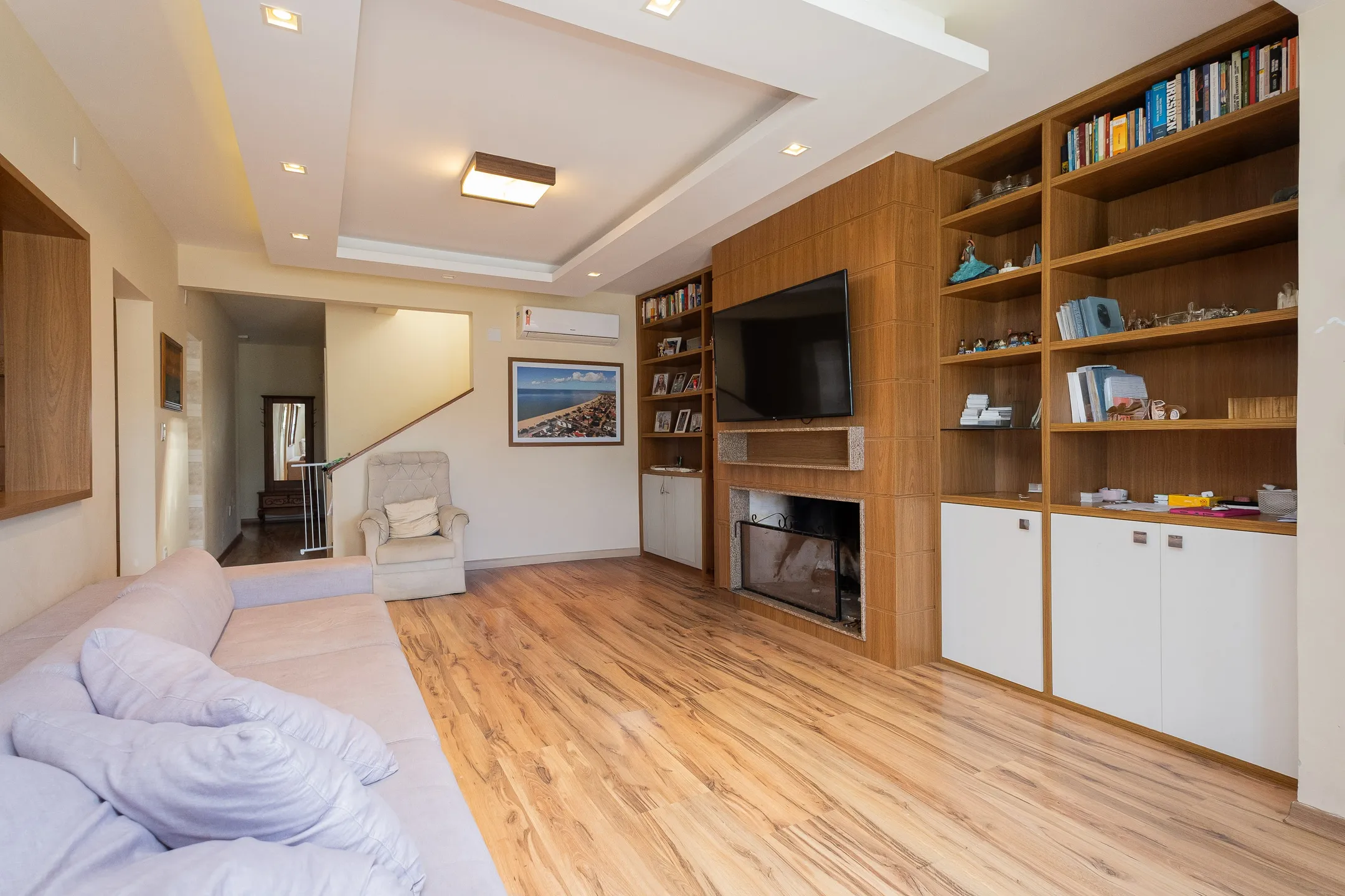 Casa de alto padrão à venda no Laranjal, Pelotas - 376 m², 5 quartos (sendo 1 suíte), móveis planejados e área gourmet com vista para a praia.