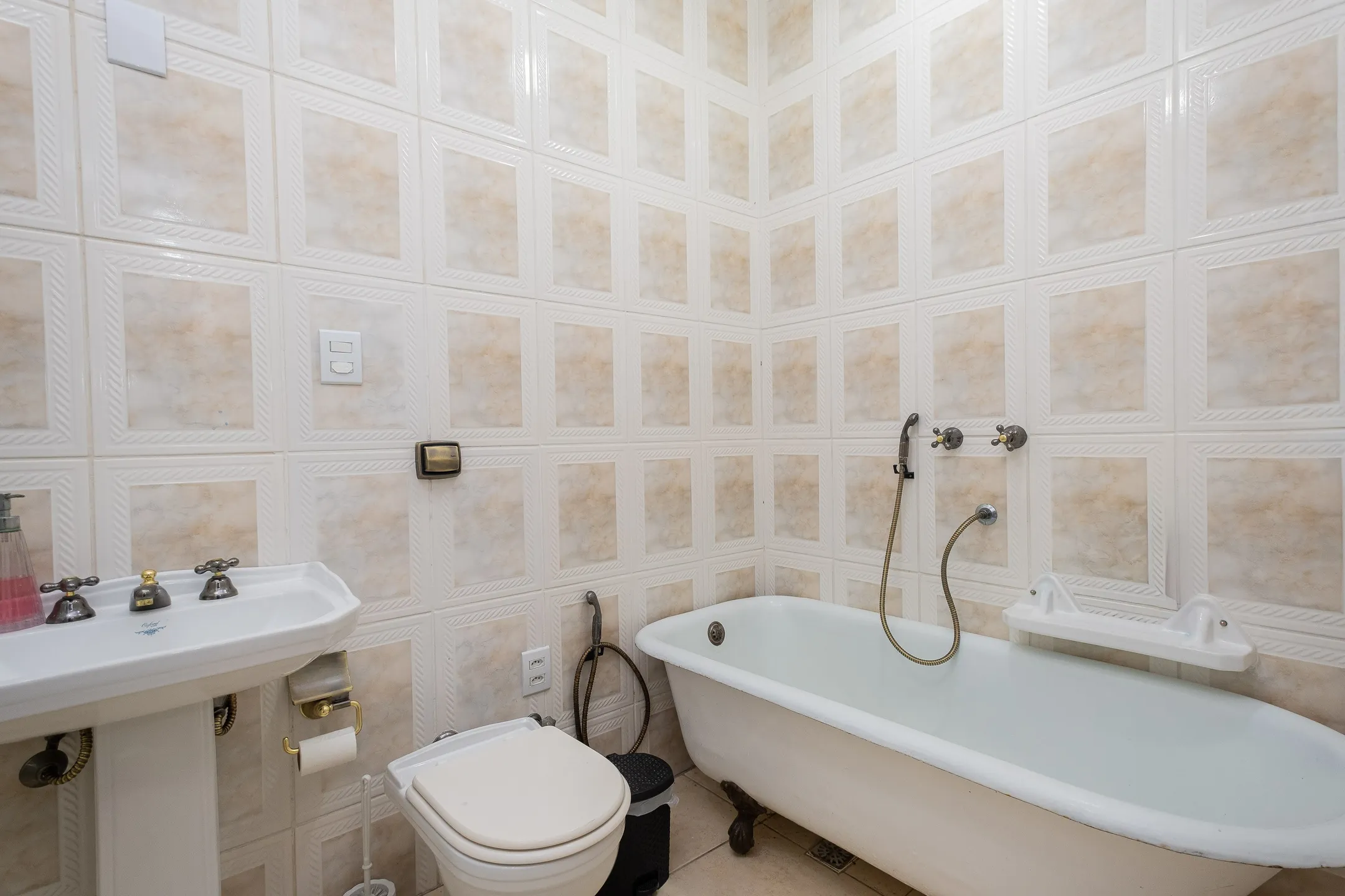 Casa de alto padrão à venda no Laranjal, Pelotas - 376 m², 5 quartos (sendo 1 suíte), móveis planejados e área gourmet com vista para a praia. - 12