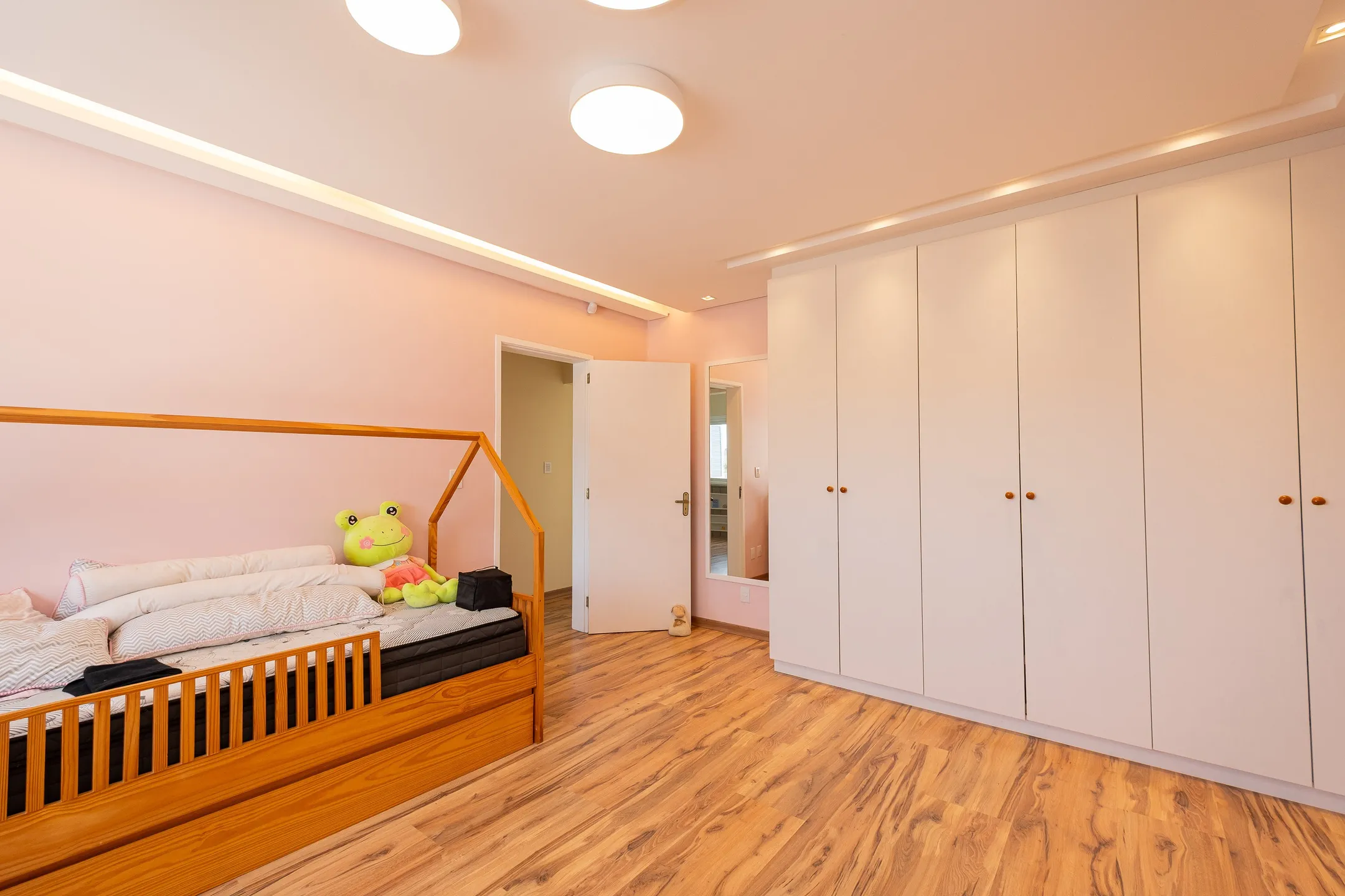 Casa de alto padrão à venda no Laranjal, Pelotas - 376 m², 5 quartos (sendo 1 suíte), móveis planejados e área gourmet com vista para a praia. - 22