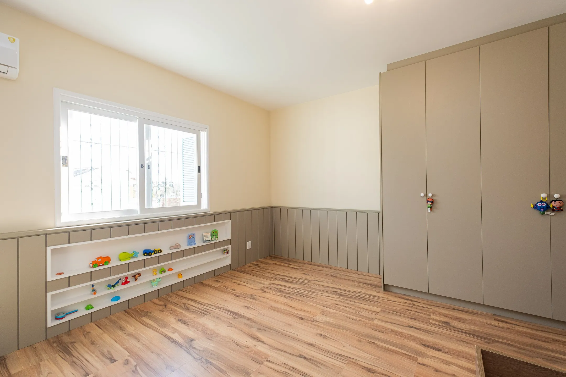 Casa de alto padrão à venda no Laranjal, Pelotas - 376 m², 5 quartos (sendo 1 suíte), móveis planejados e área gourmet com vista para a praia. - 23