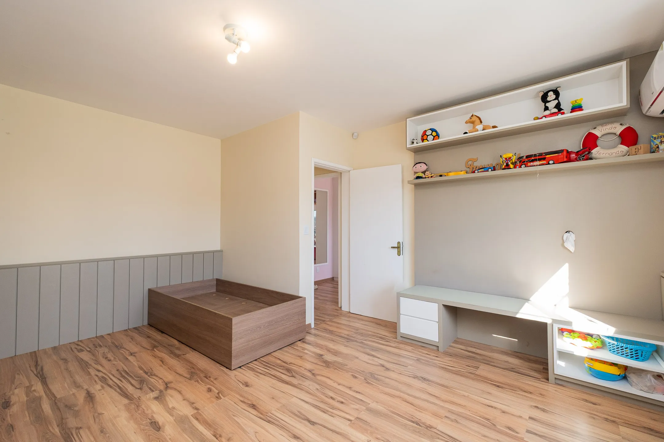 Casa de alto padrão à venda no Laranjal, Pelotas - 376 m², 5 quartos (sendo 1 suíte), móveis planejados e área gourmet com vista para a praia. - 24