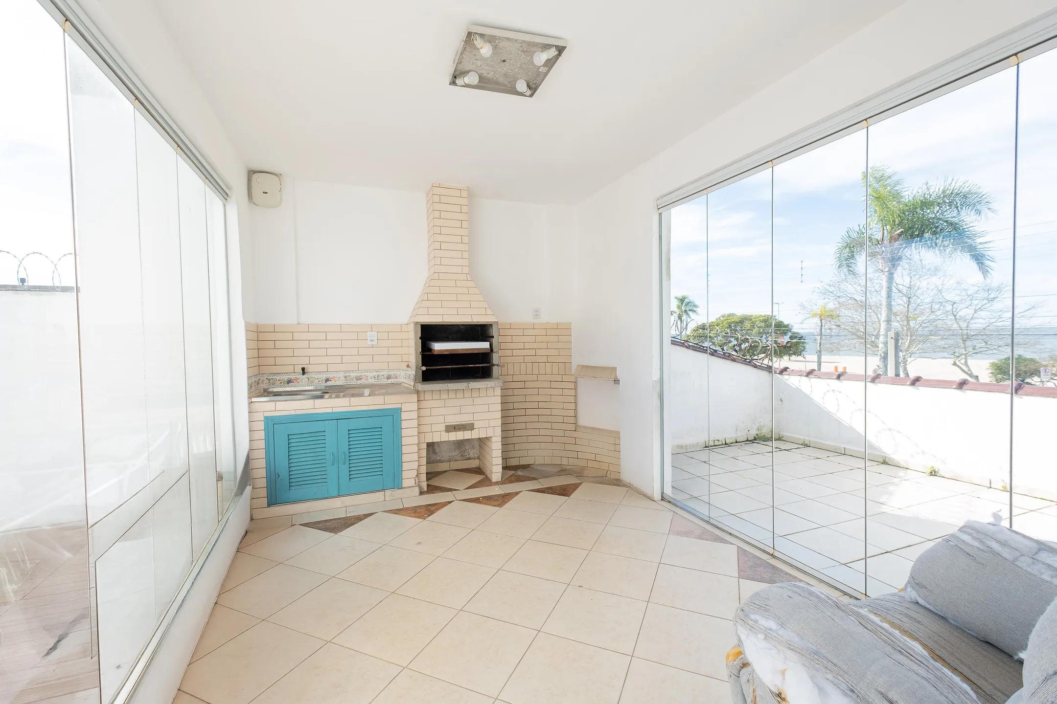 Casa de alto padrão à venda no Laranjal, Pelotas - 376 m², 5 quartos (sendo 1 suíte), móveis planejados e área gourmet com vista para a praia. - 25