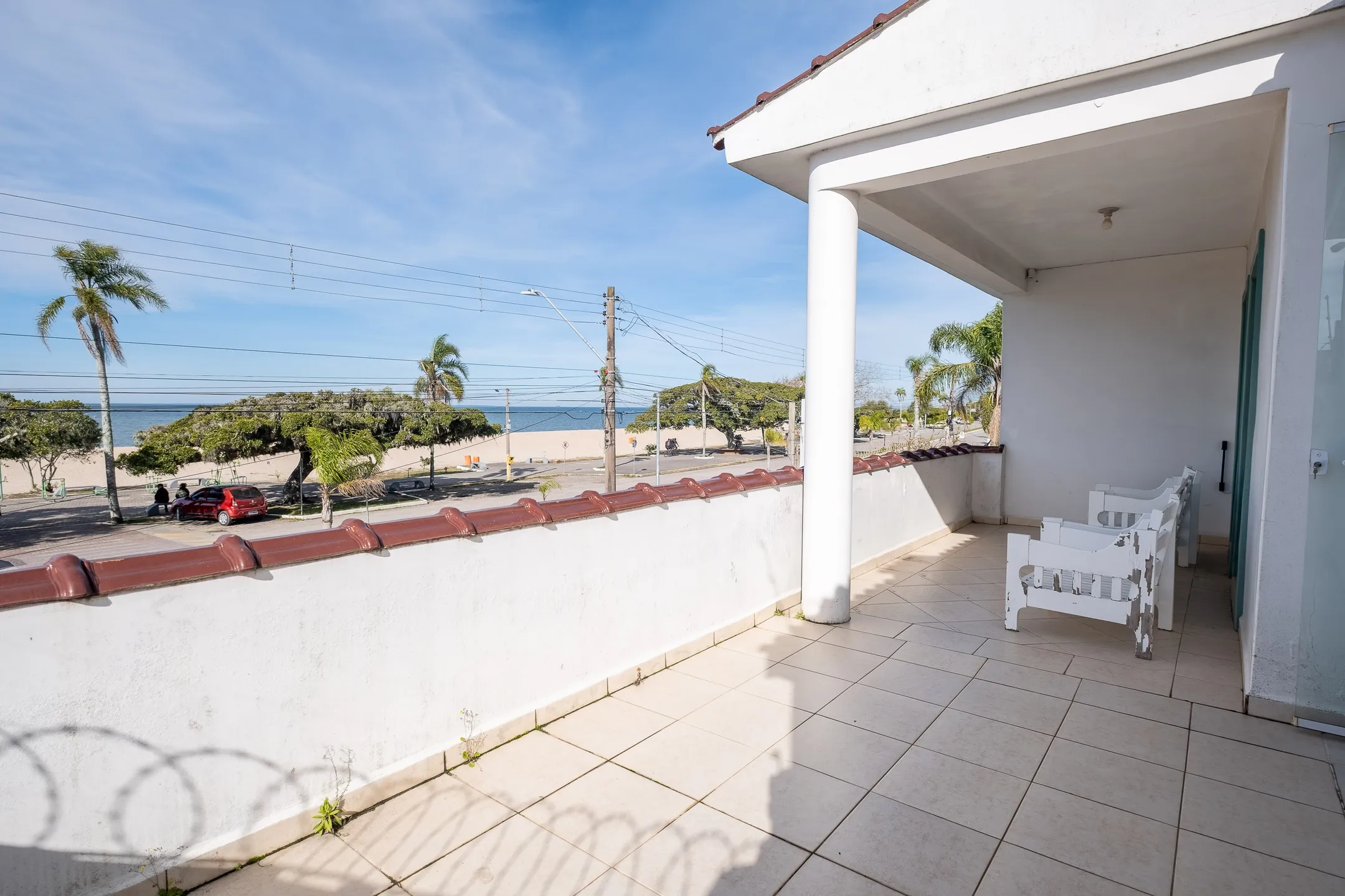 Casa de alto padrão à venda no Laranjal, Pelotas - 376 m², 5 quartos (sendo 1 suíte), móveis planejados e área gourmet com vista para a praia. - 26