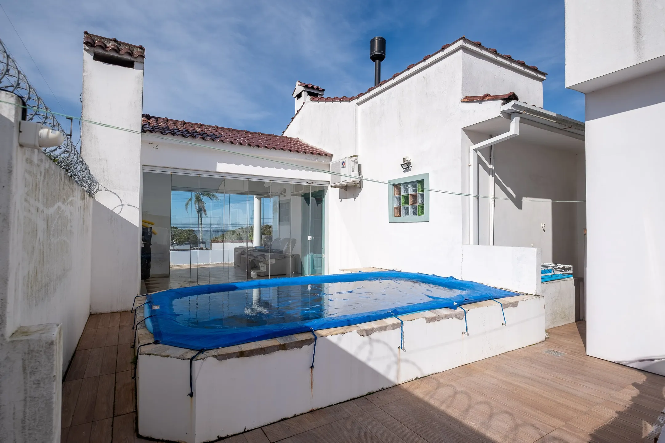 Casa de alto padrão à venda no Laranjal, Pelotas - 376 m², 5 quartos (sendo 1 suíte), móveis planejados e área gourmet com vista para a praia. - 27