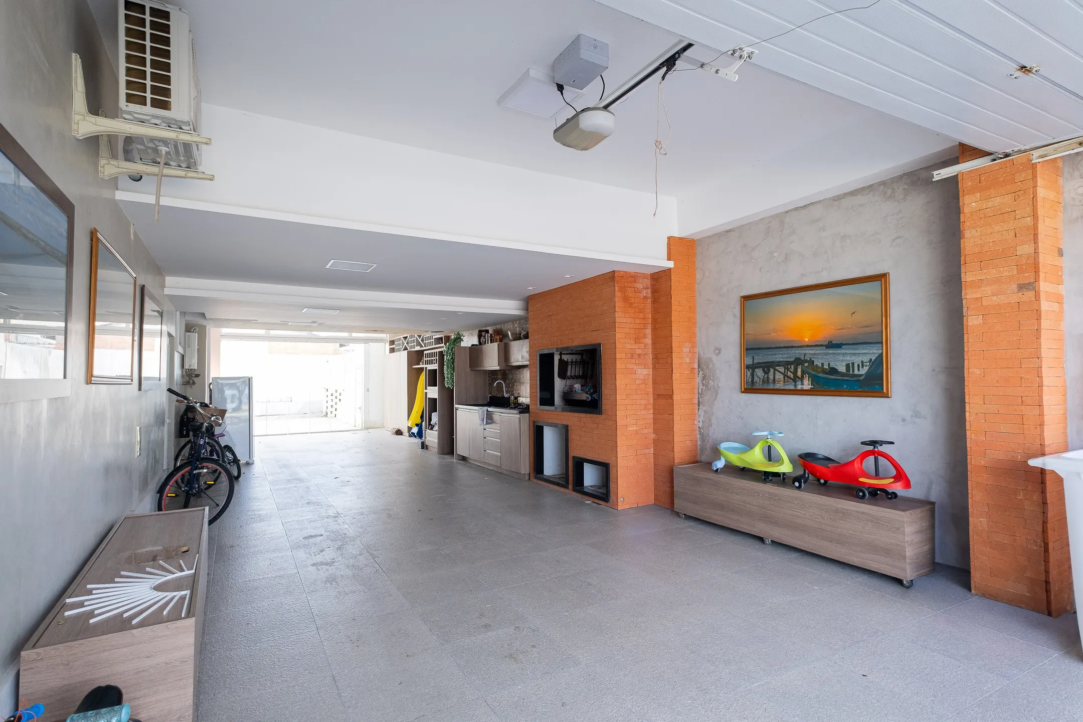 Casa de alto padrão à venda no Laranjal, Pelotas - 376 m², 5 quartos (sendo 1 suíte), móveis planejados e área gourmet com vista para a praia. - 28