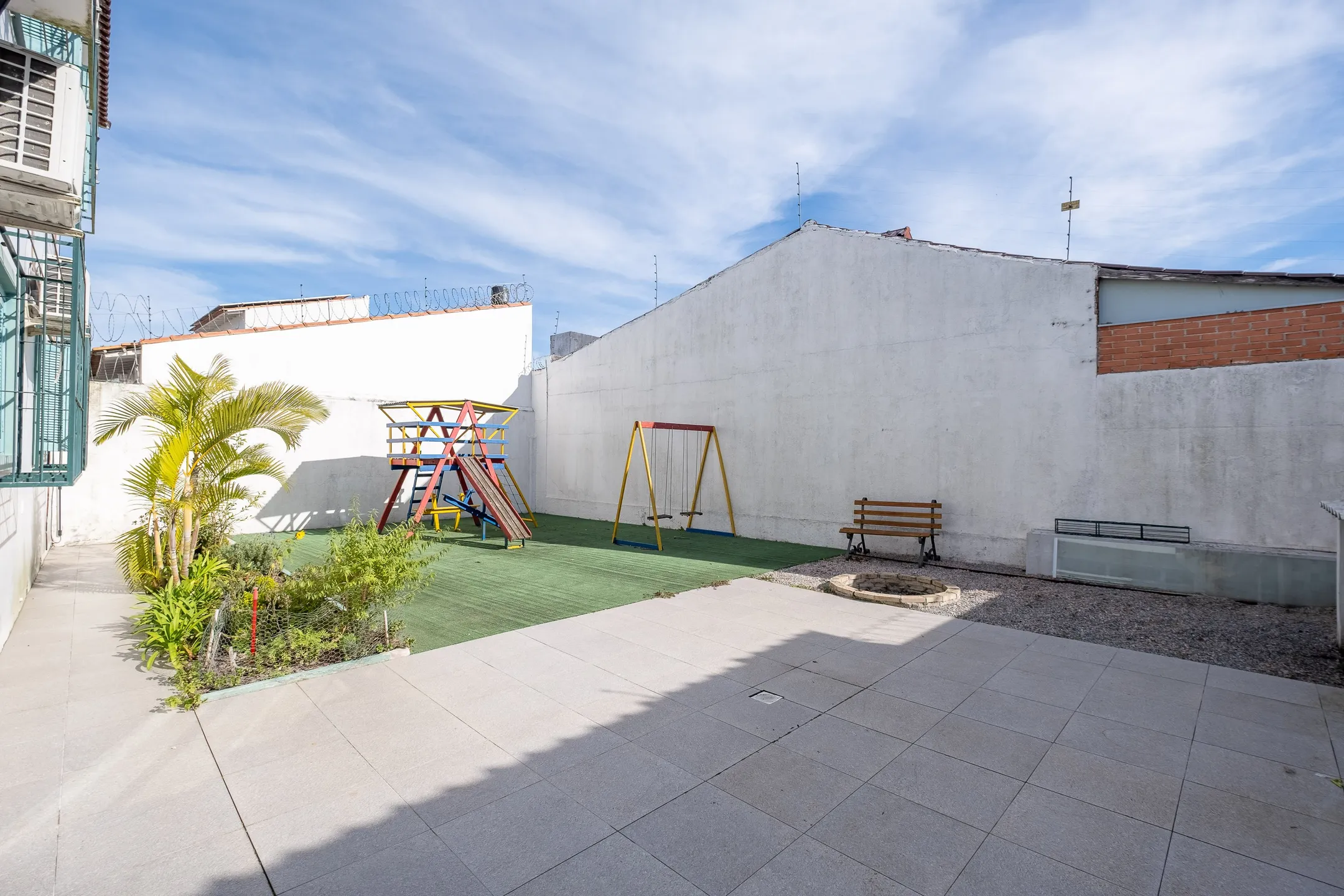 Casa de alto padrão à venda no Laranjal, Pelotas - 376 m², 5 quartos (sendo 1 suíte), móveis planejados e área gourmet com vista para a praia. - 30
