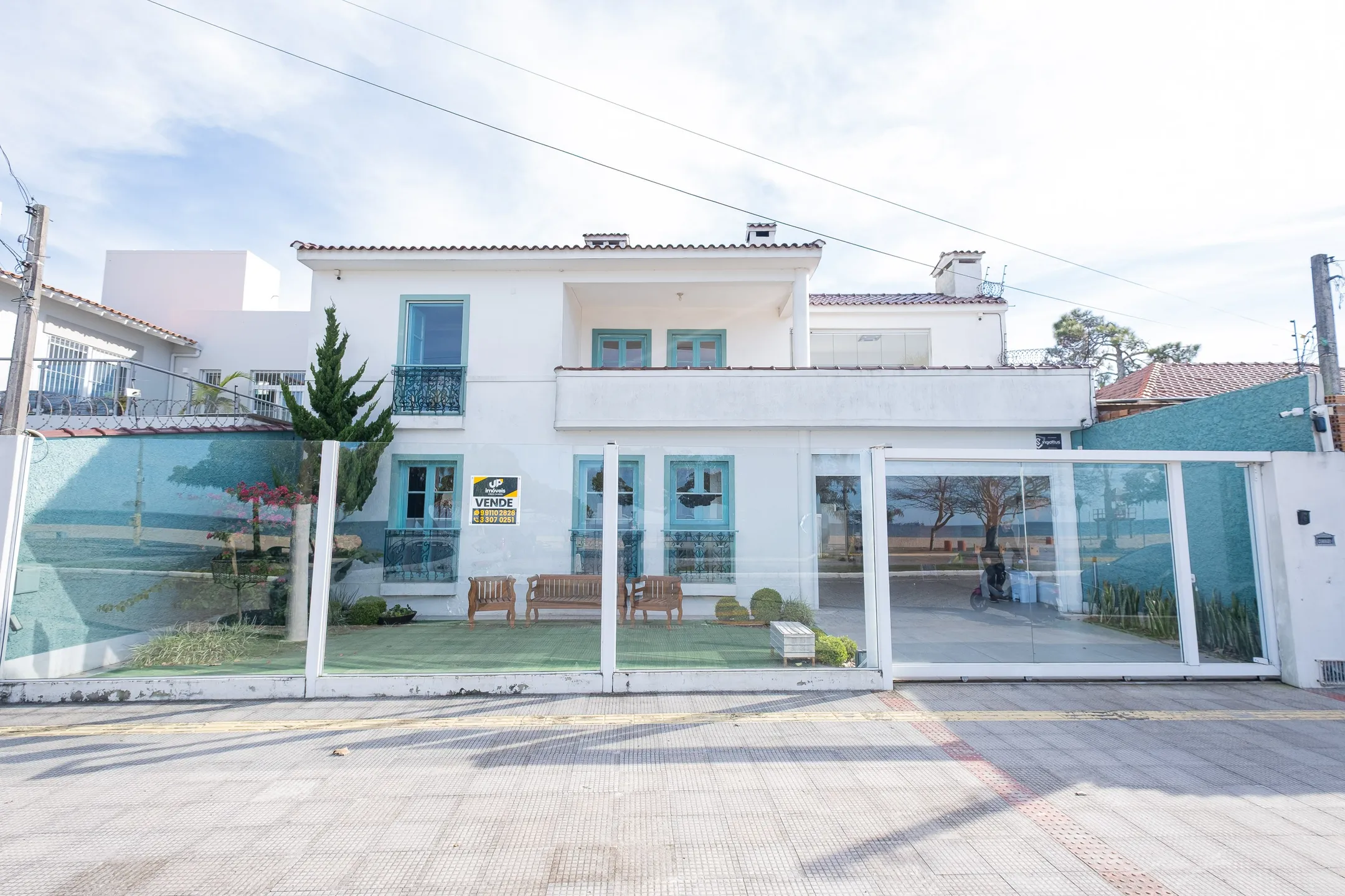 Casa de alto padrão à venda no Laranjal, Pelotas - 376 m², 5 quartos (sendo 1 suíte), móveis planejados e área gourmet com vista para a praia. - 32
