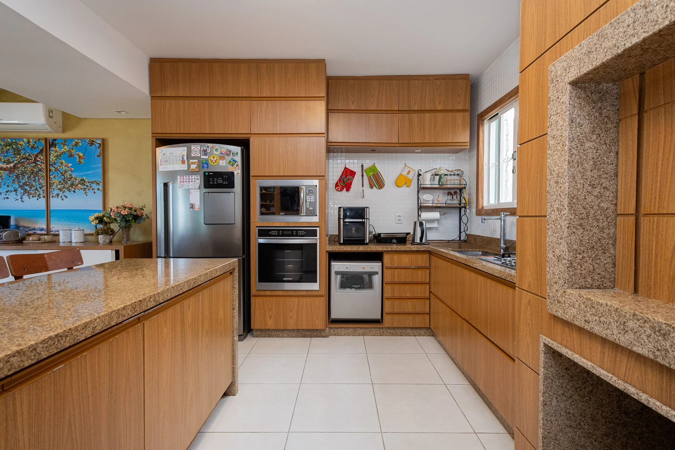 Casa de alto padrão à venda no Laranjal, Pelotas - 376 m², 5 quartos (sendo 1 suíte), móveis planejados e área gourmet com vista para a praia. - 6
