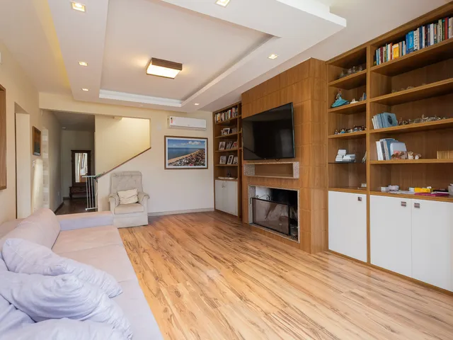 Sobrado com 420m² 5 quartos e 3 banheiros, à venda, no bairro Laranjal em Pelotas