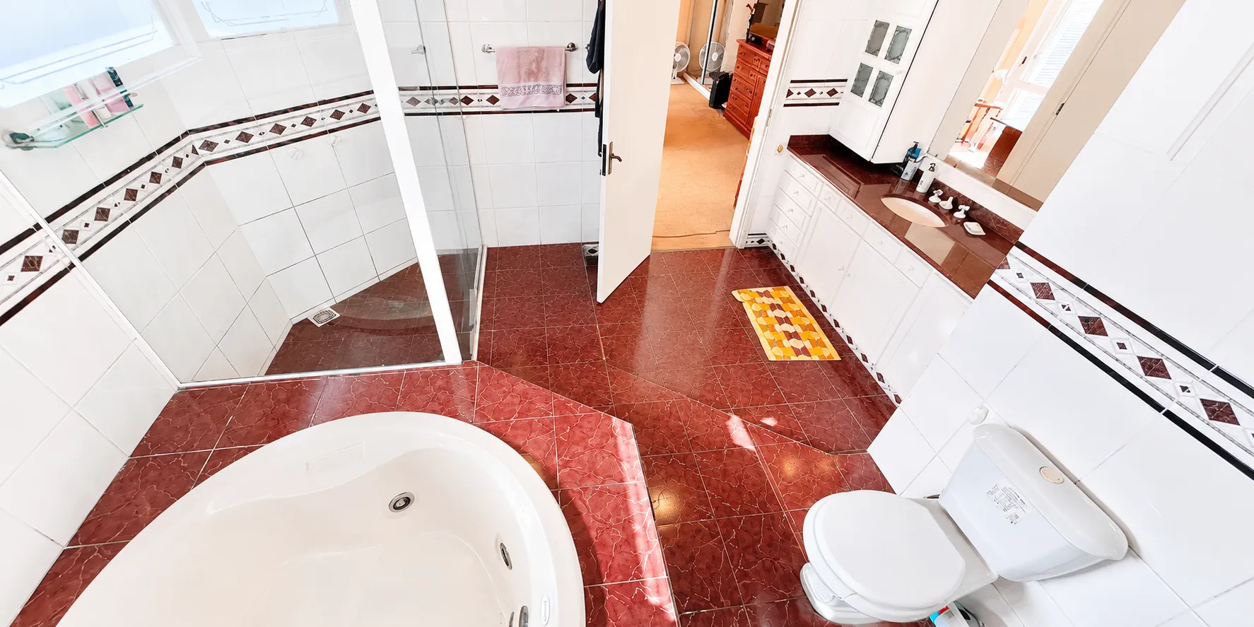 Casa de alto padrão à venda na Colina do Sol, Três Vendas - 280 m², 3 quartos (sendo 1 suíte com hidro) e amplo espaço gourmet com piscina. - 35