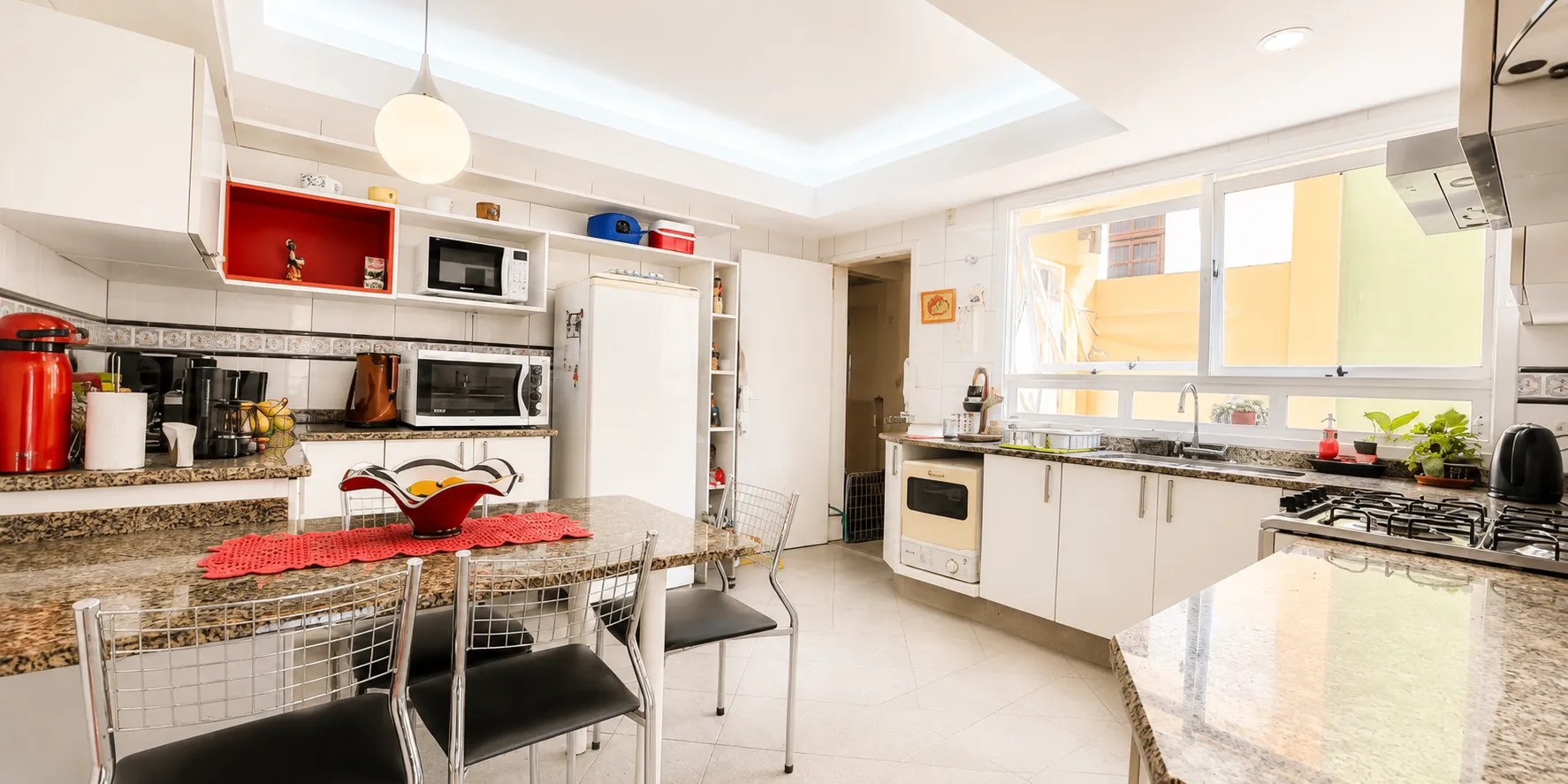 Casa de alto padrão à venda na Colina do Sol, Três Vendas - 280 m², 3 quartos (sendo 1 suíte com hidro) e amplo espaço gourmet com piscina. - 18