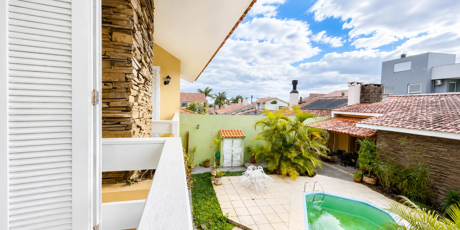 Casa de alto padrão à venda na Colina do Sol, Três Vendas - 280 m², 3 quartos (sendo 1 suíte com hidro) e amplo espaço gourmet com piscina. - 40