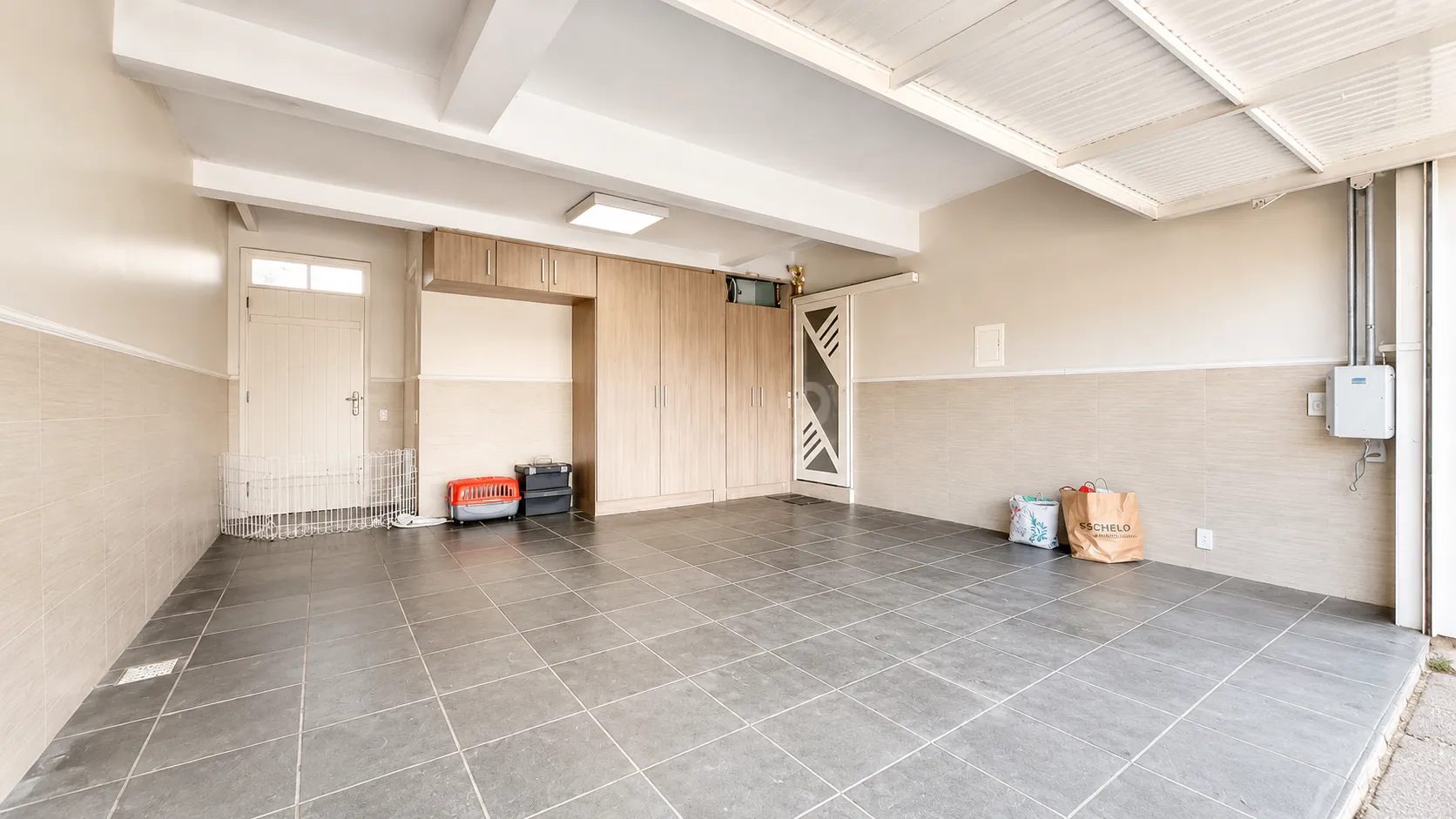 Casa de alto padrão à venda na Colina do Sol, Três Vendas - 280 m², 3 quartos (sendo 1 suíte com hidro) e amplo espaço gourmet com piscina. - 51