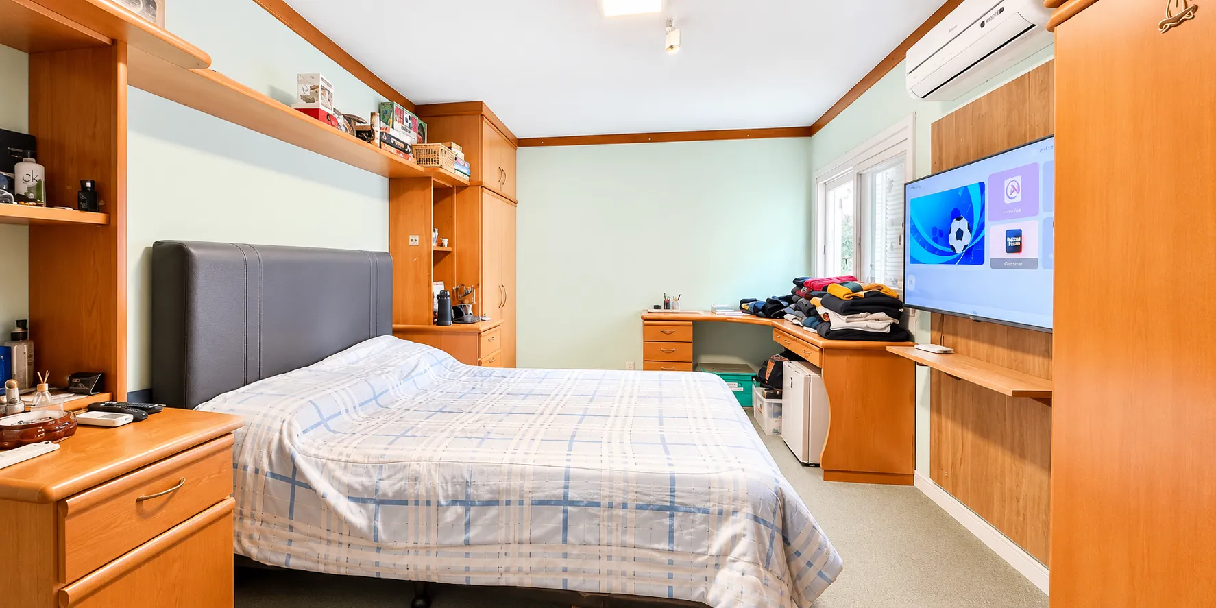 Casa de alto padrão à venda na Colina do Sol, Três Vendas - 280 m², 3 quartos (sendo 1 suíte com hidro) e amplo espaço gourmet com piscina. - 28