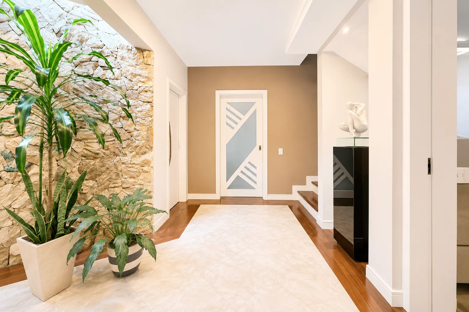 Casa de alto padrão à venda na Colina do Sol, Três Vendas - 280 m², 3 quartos (sendo 1 suíte com hidro) e amplo espaço gourmet com piscina. - 8