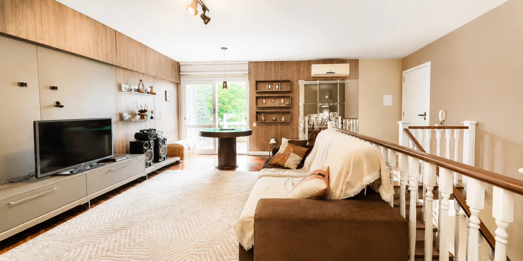 Casa de alto padrão à venda na Colina do Sol, Três Vendas - 280 m², 3 quartos (sendo 1 suíte com hidro) e amplo espaço gourmet com piscina. - 23