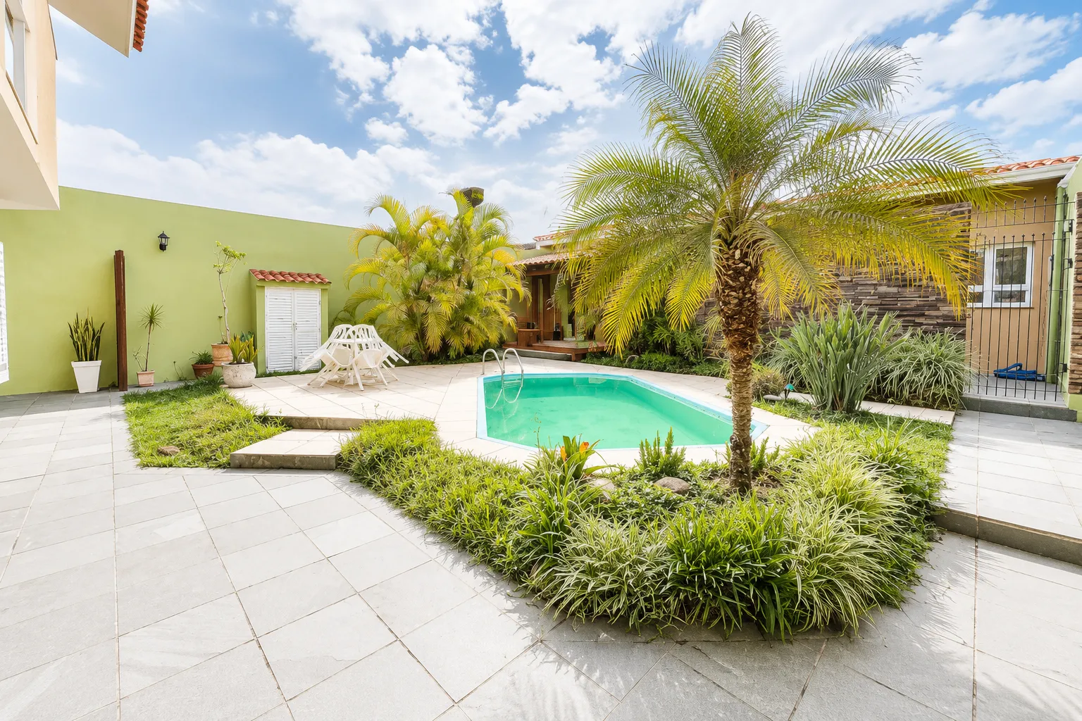 Casa de alto padrão à venda na Colina do Sol, Três Vendas - 280 m², 3 quartos (sendo 1 suíte com hidro) e amplo espaço gourmet com piscina. - 47