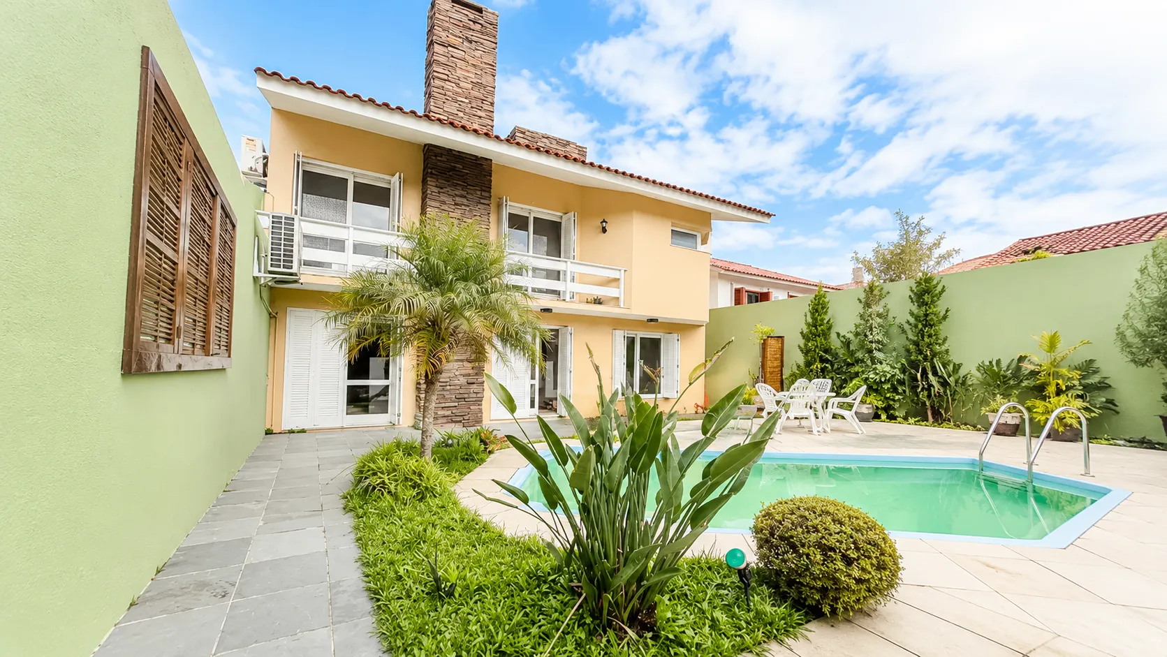Casa de alto padrão à venda na Colina do Sol, Três Vendas - 280 m², 3 quartos (sendo 1 suíte com hidro) e amplo espaço gourmet com piscina. - 49
