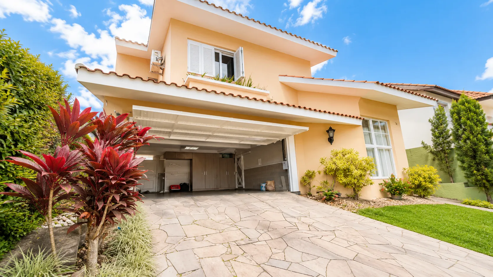 Casa de alto padrão à venda na Colina do Sol, Três Vendas - 280 m², 3 quartos (sendo 1 suíte com hidro) e amplo espaço gourmet com piscina. - 53