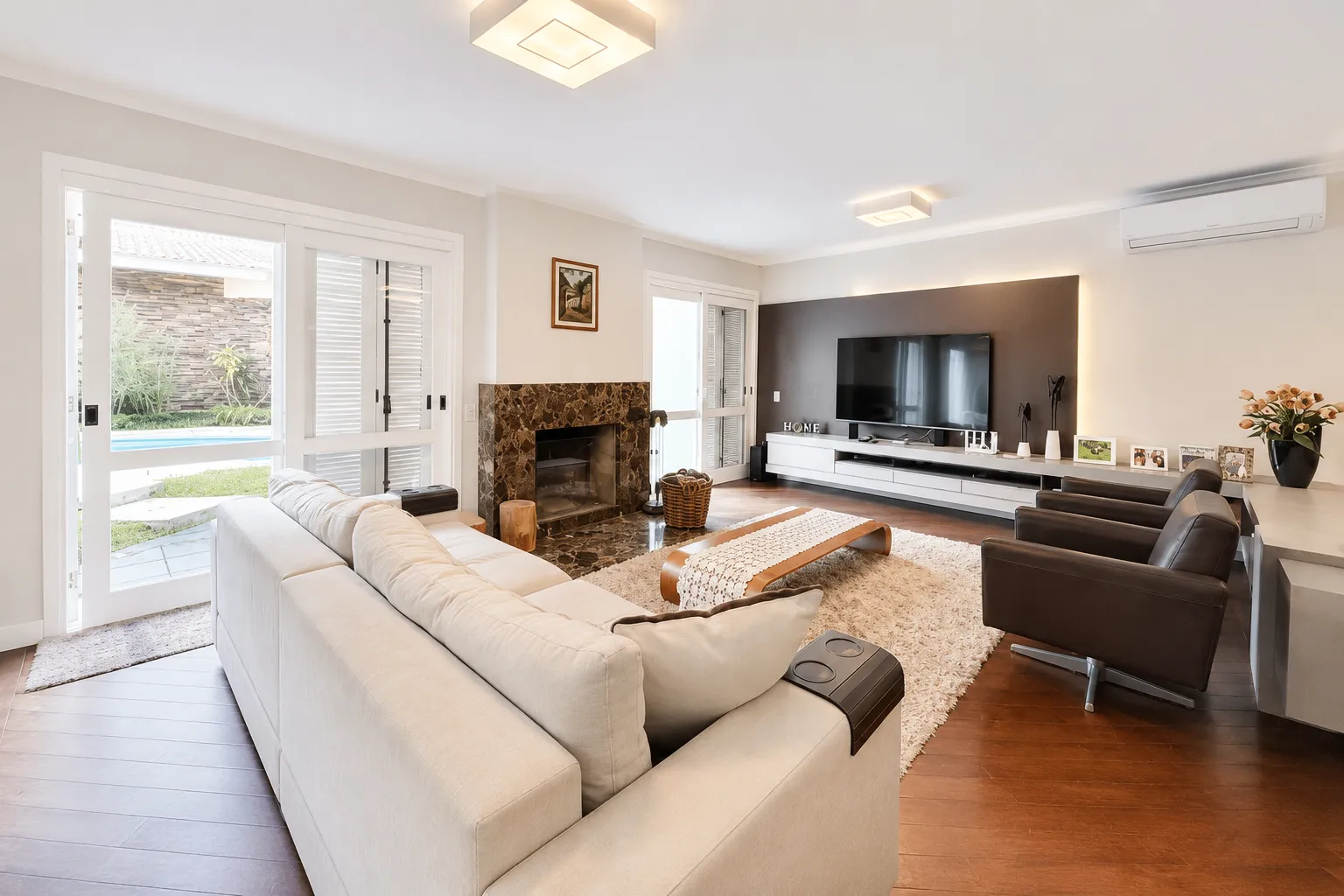 Casa de alto padrão à venda na Colina do Sol, Três Vendas - 280 m², 3 quartos (sendo 1 suíte com hidro) e amplo espaço gourmet com piscina.