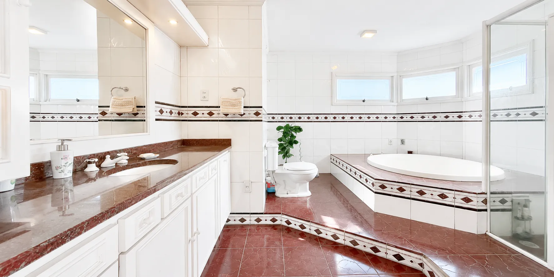 Casa de alto padrão à venda na Colina do Sol, Três Vendas - 280 m², 3 quartos (sendo 1 suíte com hidro) e amplo espaço gourmet com piscina. - 36
