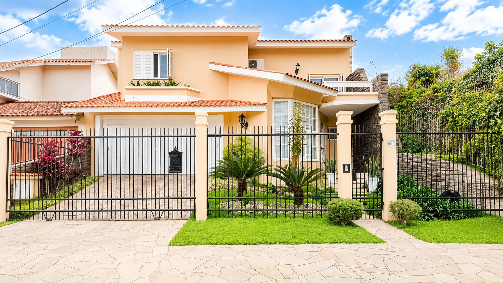Casa de alto padrão à venda na Colina do Sol, Três Vendas - 280 m², 3 quartos (sendo 1 suíte com hidro) e amplo espaço gourmet com piscina. - 52
