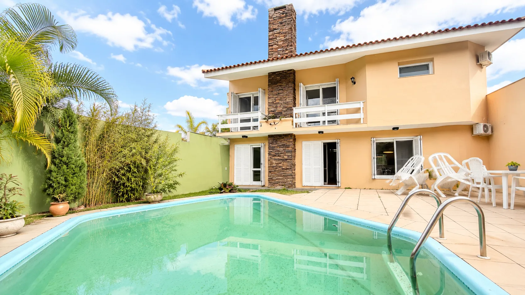 Casa de alto padrão à venda na Colina do Sol, Três Vendas - 280 m², 3 quartos (sendo 1 suíte com hidro) e amplo espaço gourmet com piscina. - 50