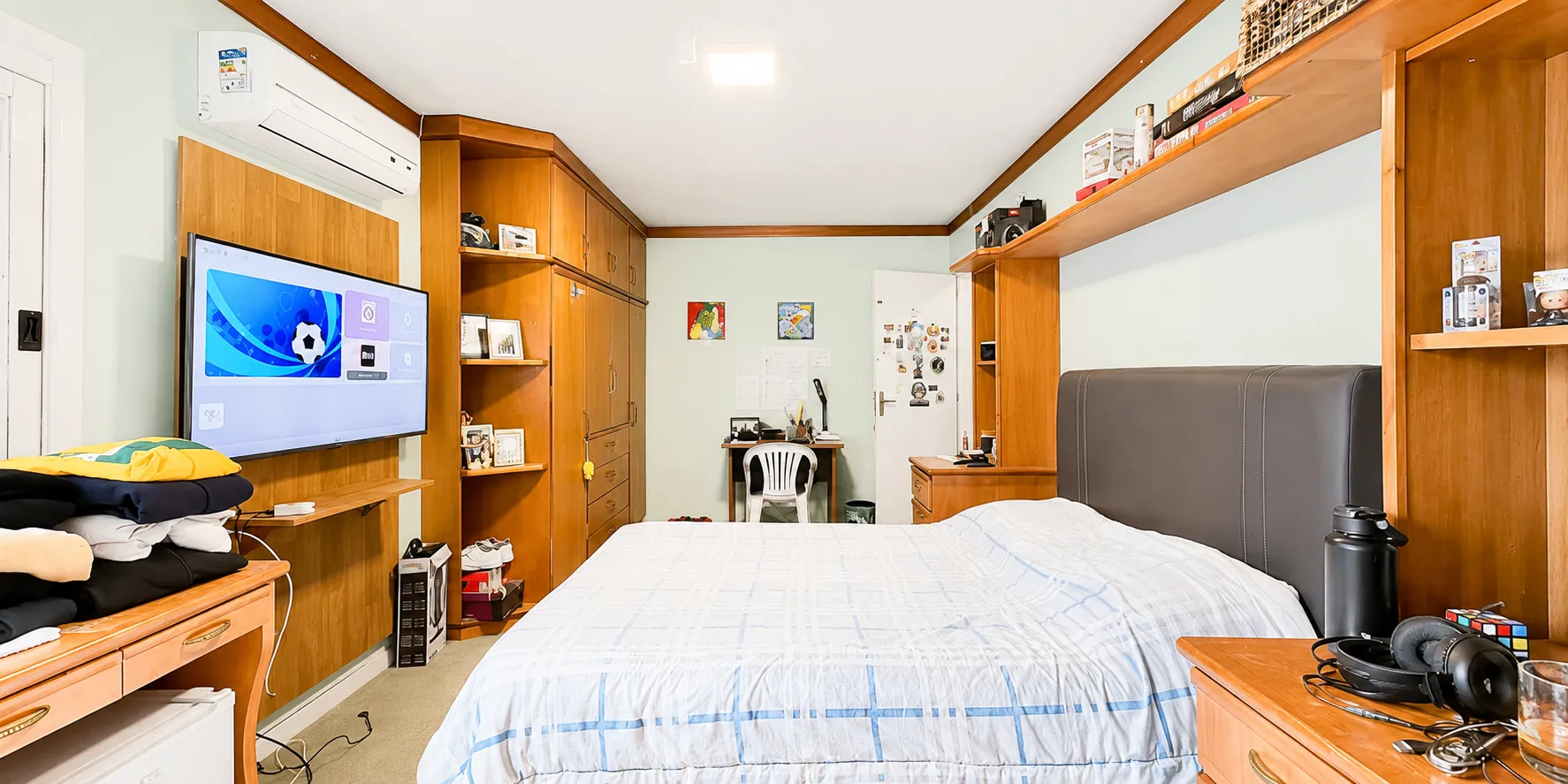 Casa de alto padrão à venda na Colina do Sol, Três Vendas - 280 m², 3 quartos (sendo 1 suíte com hidro) e amplo espaço gourmet com piscina. - 29