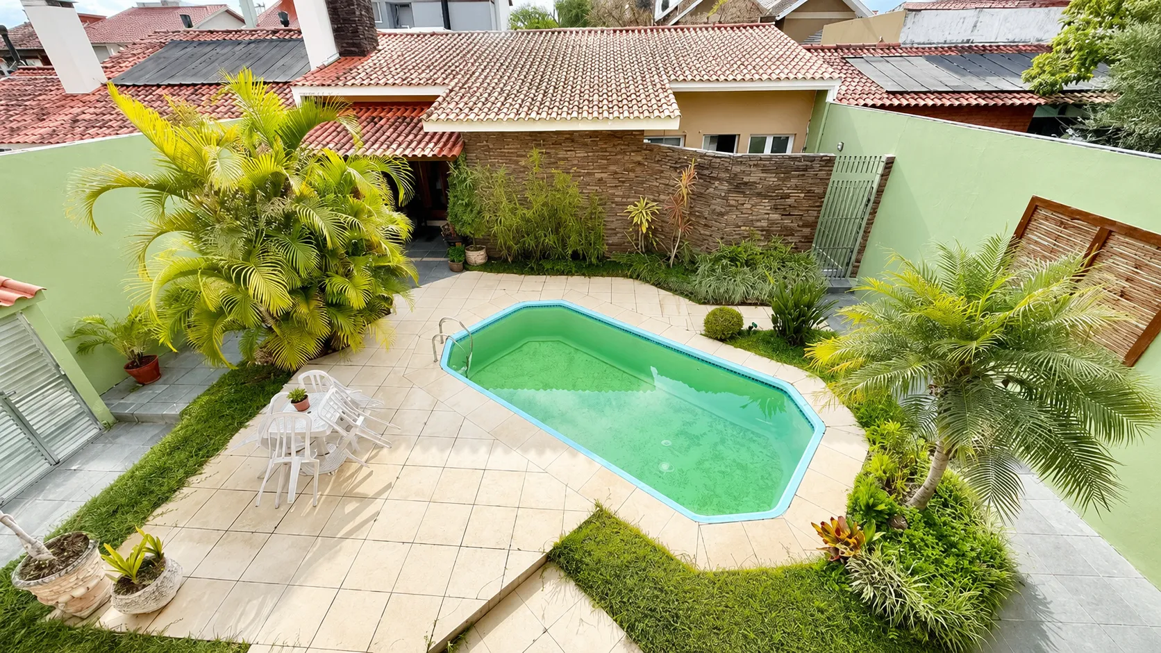 Casa de alto padrão à venda na Colina do Sol, Três Vendas - 280 m², 3 quartos (sendo 1 suíte com hidro) e amplo espaço gourmet com piscina. - 48