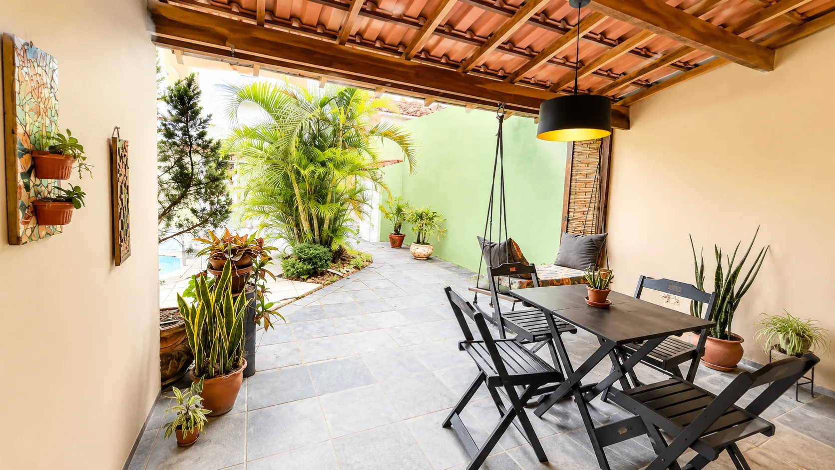 Casa de alto padrão à venda na Colina do Sol, Três Vendas - 280 m², 3 quartos (sendo 1 suíte com hidro) e amplo espaço gourmet com piscina. - 45