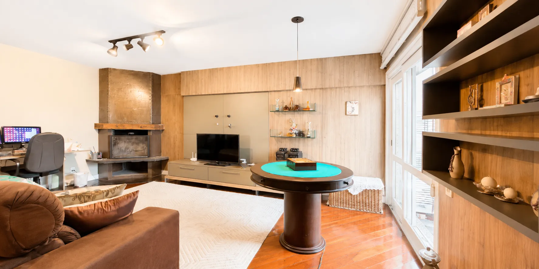 Casa de alto padrão à venda na Colina do Sol, Três Vendas - 280 m², 3 quartos (sendo 1 suíte com hidro) e amplo espaço gourmet com piscina. - 27