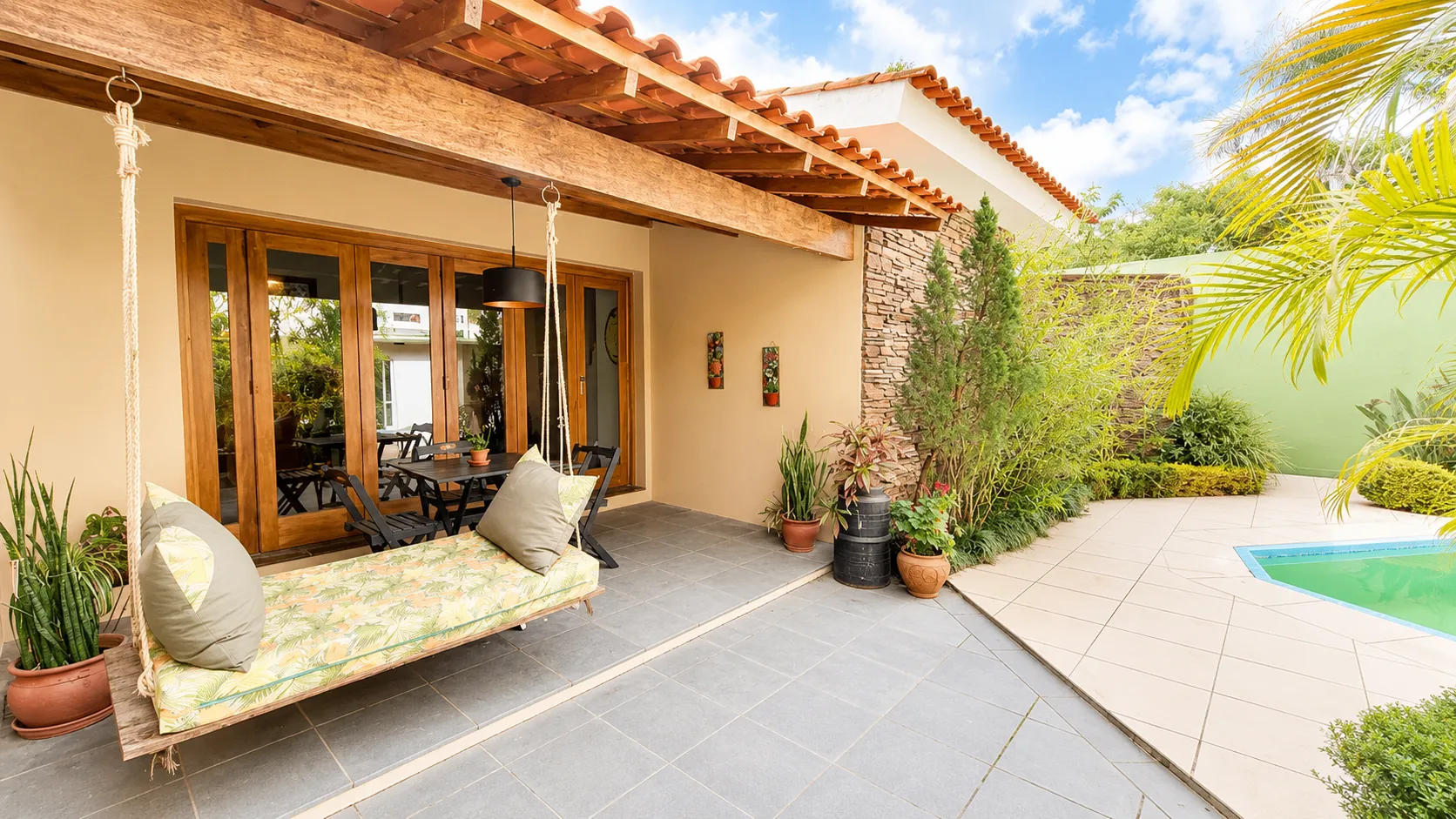 Casa de alto padrão à venda na Colina do Sol, Três Vendas - 280 m², 3 quartos (sendo 1 suíte com hidro) e amplo espaço gourmet com piscina. - 46