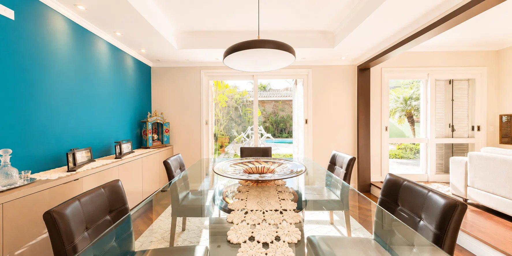 Casa de alto padrão à venda na Colina do Sol, Três Vendas - 280 m², 3 quartos (sendo 1 suíte com hidro) e amplo espaço gourmet com piscina. - 16