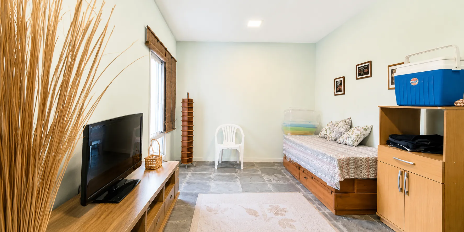 Casa de alto padrão à venda na Colina do Sol, Três Vendas - 280 m², 3 quartos (sendo 1 suíte com hidro) e amplo espaço gourmet com piscina. - 42