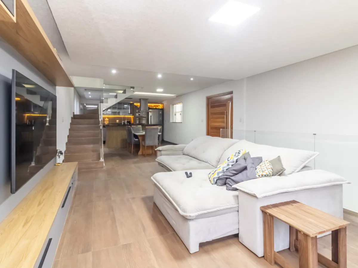 Sobrado para venda em Vila Guedes com 3 quartos, sendo 3 suítes, 196m²