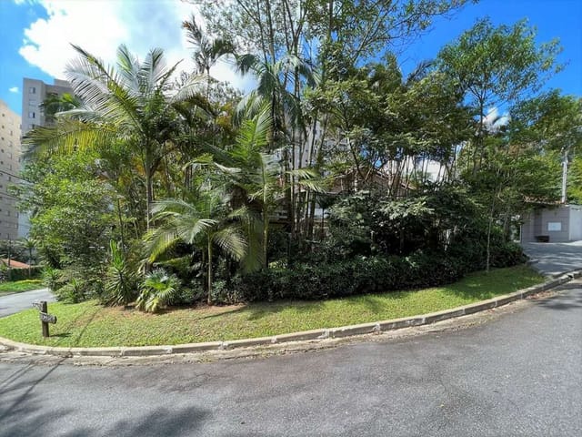 Sobrado com 2060m² 5 quartos e 6 banheiros, à venda, no bairro Chácara Granja Velha em Carapicuíba