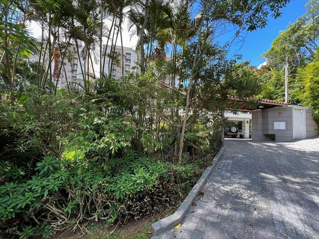 Sobrado com 2060m² 5 quartos e 6 banheiros, à venda, no bairro Chácara Granja Velha em Carapicuíba