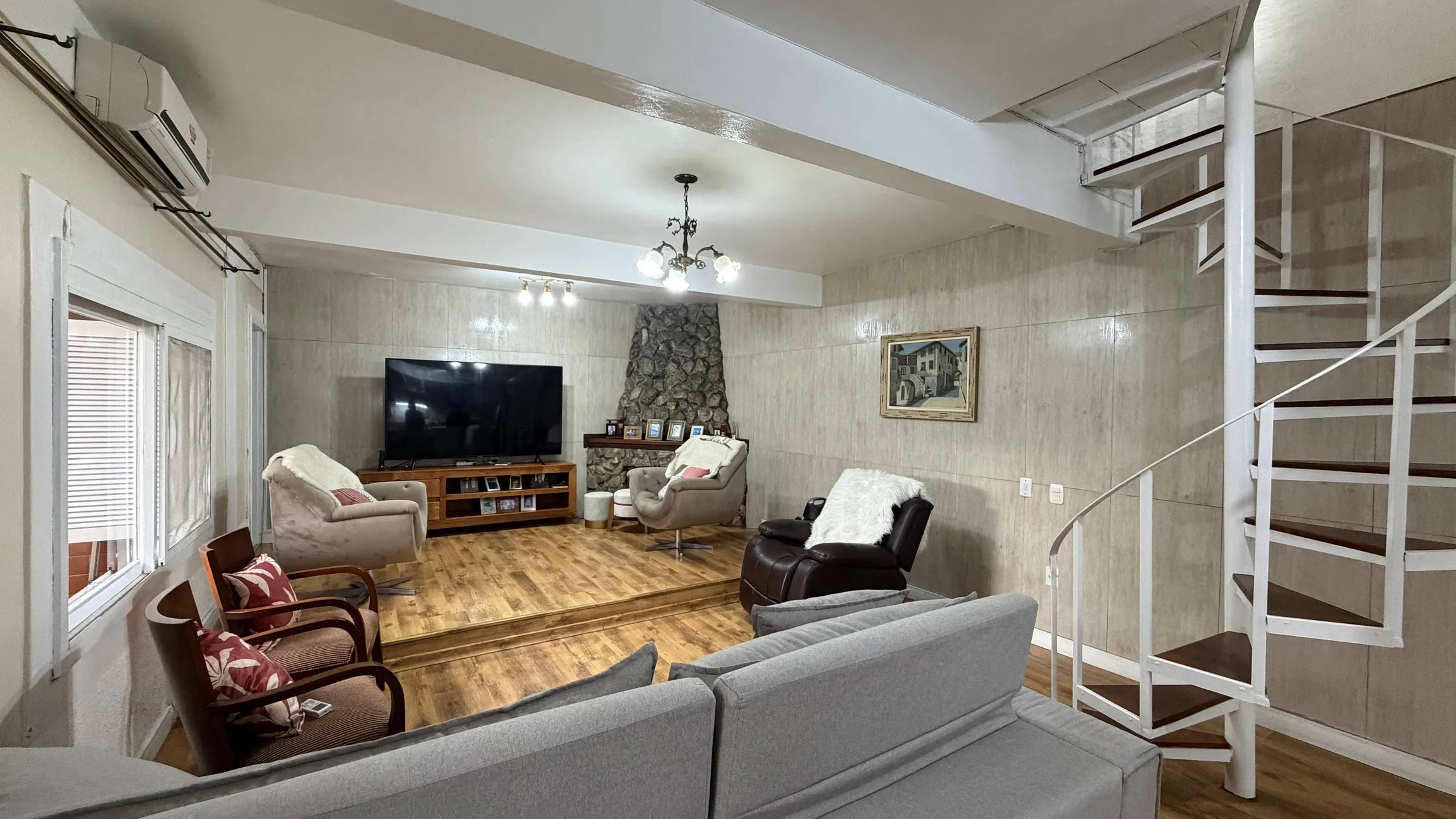 Casa à venda nas Três Vendas, Pelotas - 166 m², 2 quartos (ambos suítes), lareira e amplo pátio com área de lazer.