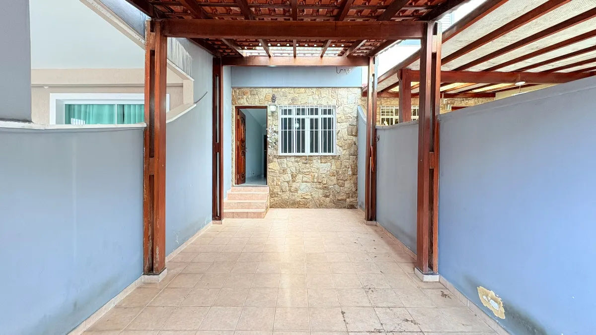 Sobrado para venda em Jardim Regina com 3 quartos, sendo 1 suíte, 101m²