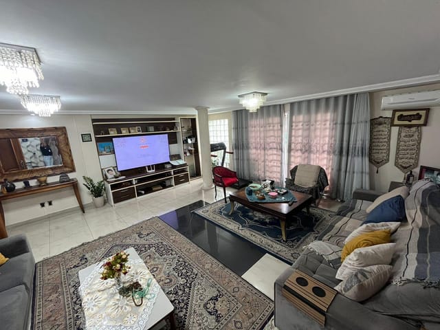 Sobrado Residencial/Comercial para Locação com 3 Suítes e Terraço, 300m², Centro.