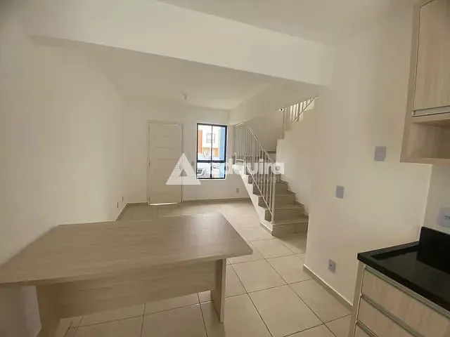 Sobrado com 61m² 2 quartos e 2 banheiros, à venda, no bairro Jardim Carvalho em Ponta Grossa