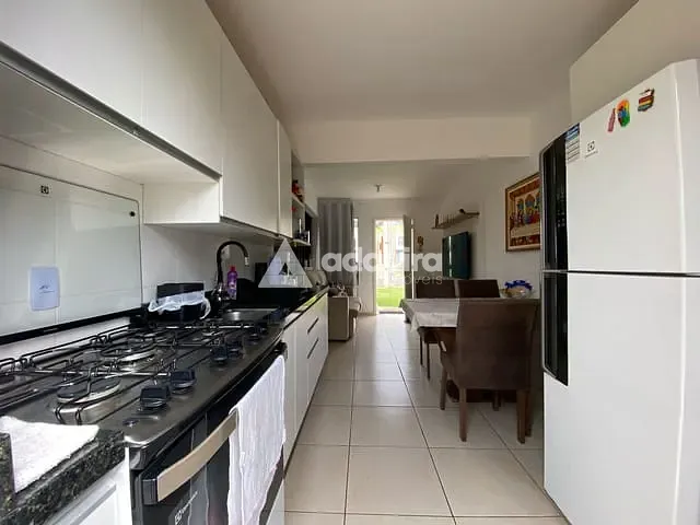 Sobrado 2 quartos e 1 banheiro, à venda, no bairro Jardim Carvalho em Ponta Grossa