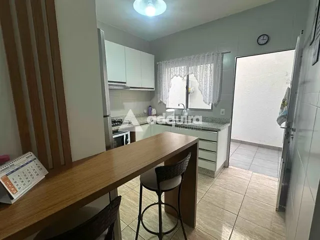 Sobrado com 113m² 4 quartos e 3 banheiros, à venda, no bairro Jardim Carvalho em Ponta Grossa