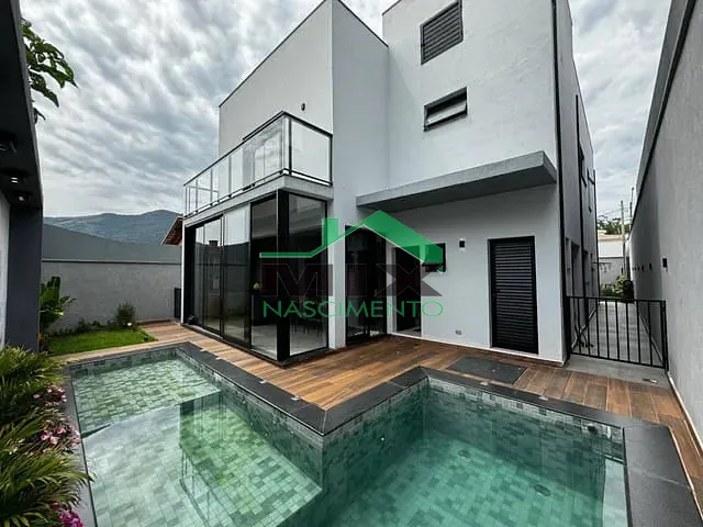 Sobrado com 300m² 4 quartos e 3 banheiros, à venda, no bairro Portal do Parque em Extrema