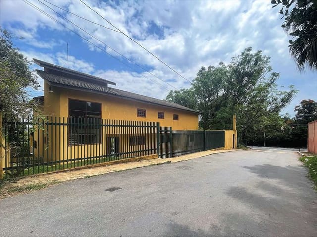 Sobrado com 750m² 4 quartos e 6 banheiros, à venda, no bairro Pousada dos Bandeirantes em Carapicuíba