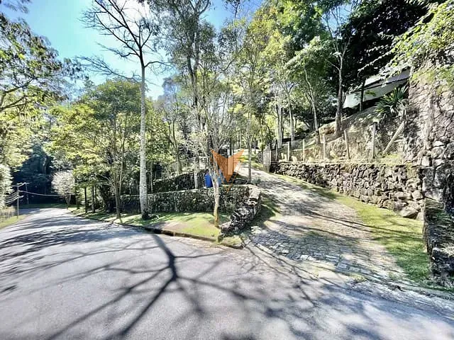 Sobrado com 3543m² 4 quartos e 3 banheiros, à venda, no bairro Granja Viana em Embu das Artes