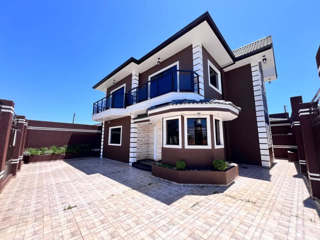 Locação - Sobrado com 4 quartos (sendo 1 suíte), 4 vagas cobertas, Churrasqueira, 240 m², Nova Rússia.